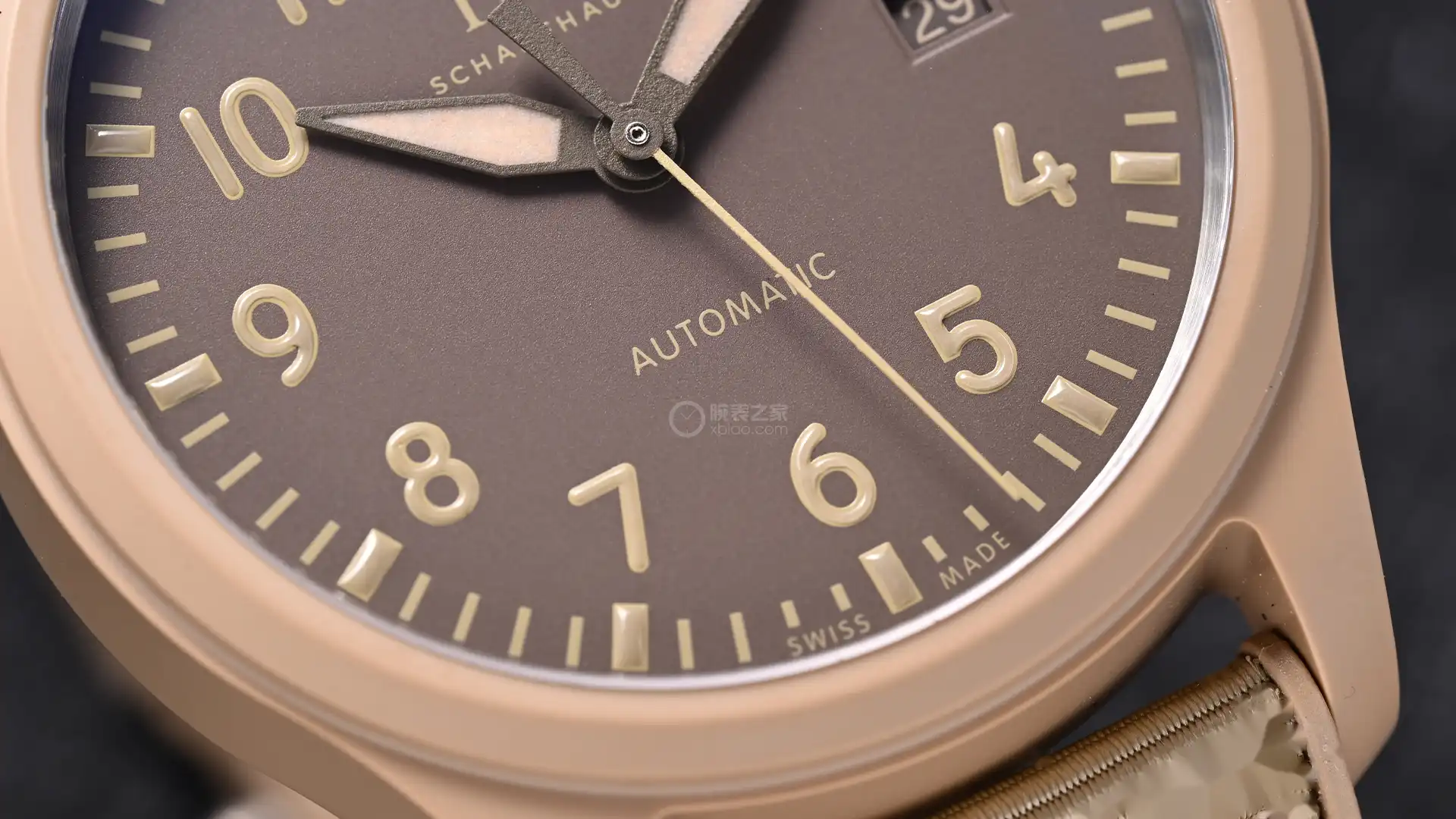 万国飞行员新作:莫哈维沙漠沙色陶瓷41mm,120小时动储,硬核户外风 | 奈斯探表 万国飞行员新作:莫哈维沙漠沙色陶瓷41mm,120小时动储,硬核户外风 | 奈斯探表