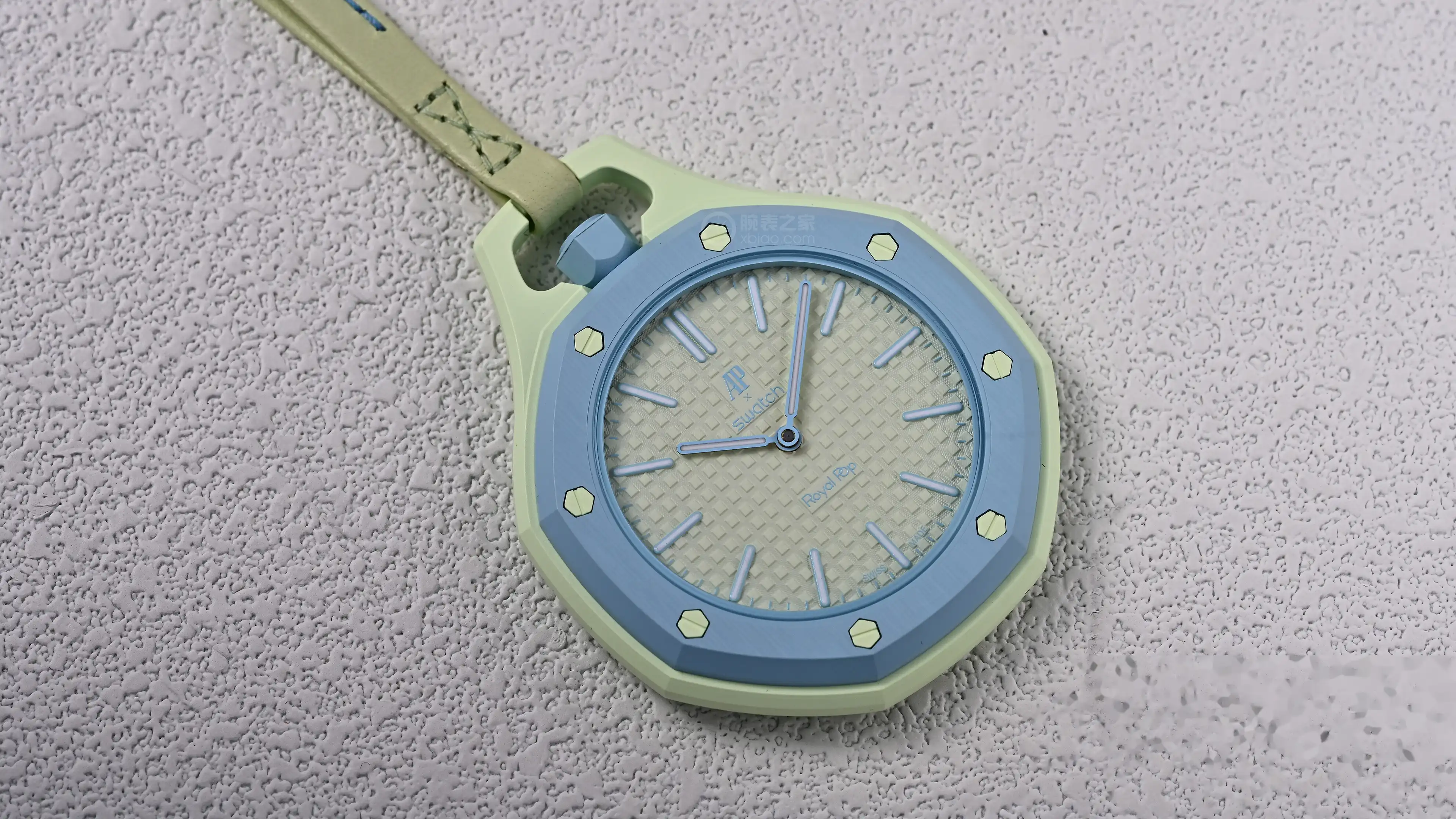 2950元起：AP×SWATCH Royal Pop全系8色解析，3点位表冠款带小秒盘贵200 | 奈斯探表