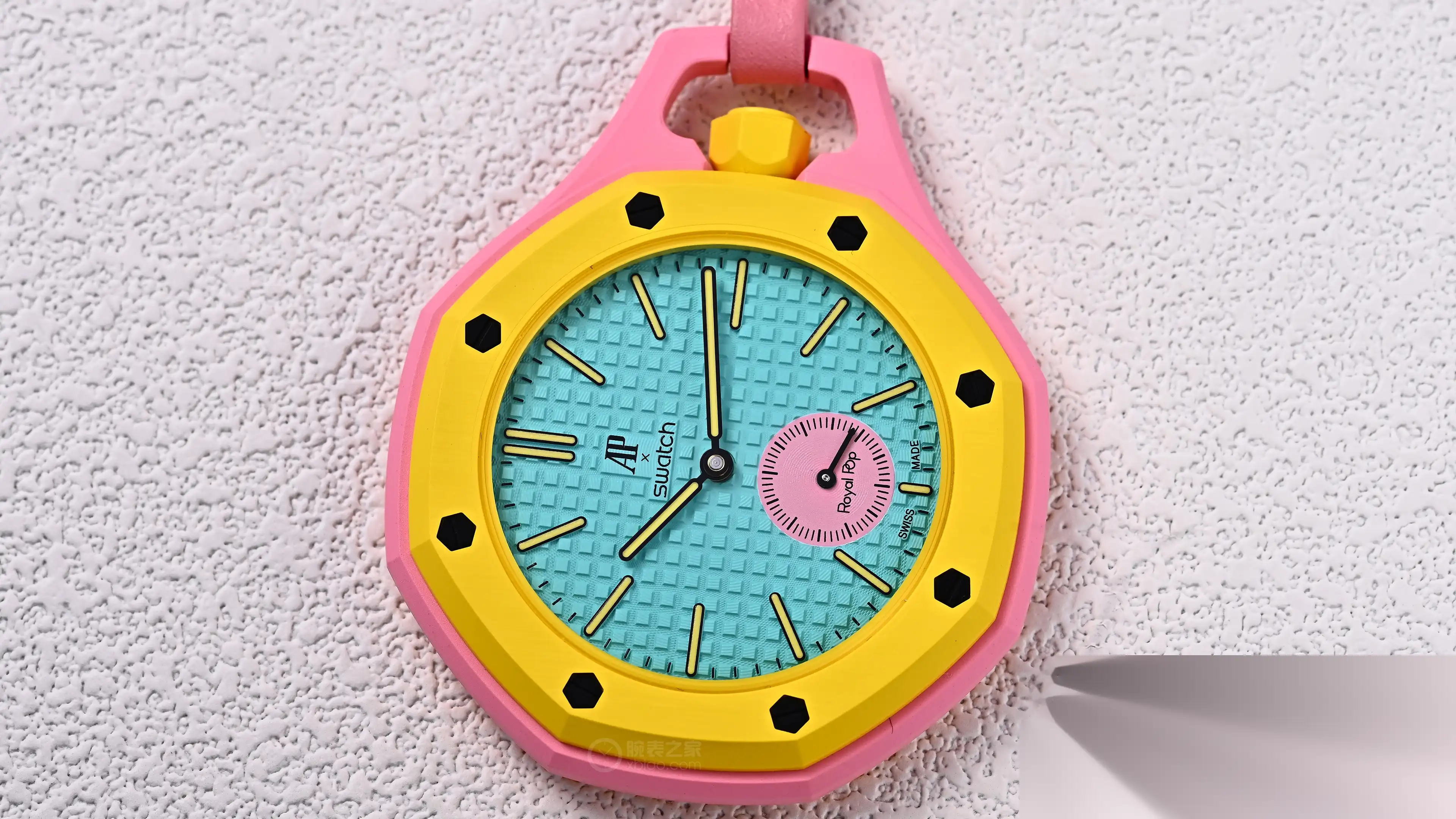 2950元起：AP×SWATCH Royal Pop全系8色解析，3点位表冠款带小秒盘贵200 | 奈斯探表