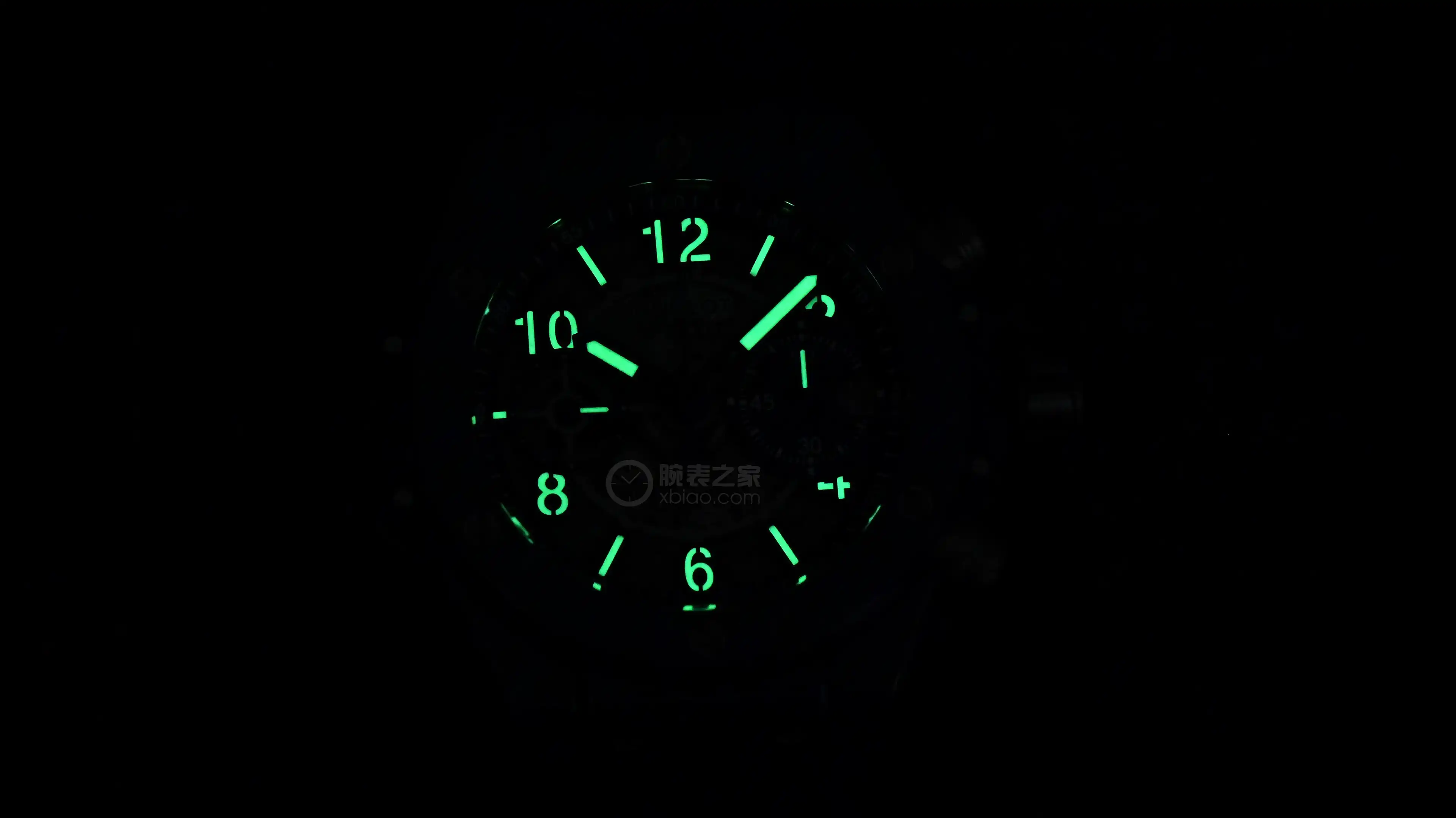 宇舶最会玩彩色陶瓷:Big Bang青灰蓝42mm,镂空盘面+飞返计时 | 奈斯探表 宇舶最会玩彩色陶瓷:Big Bang青灰蓝42mm,镂空盘面+飞返计时 | 奈斯探表