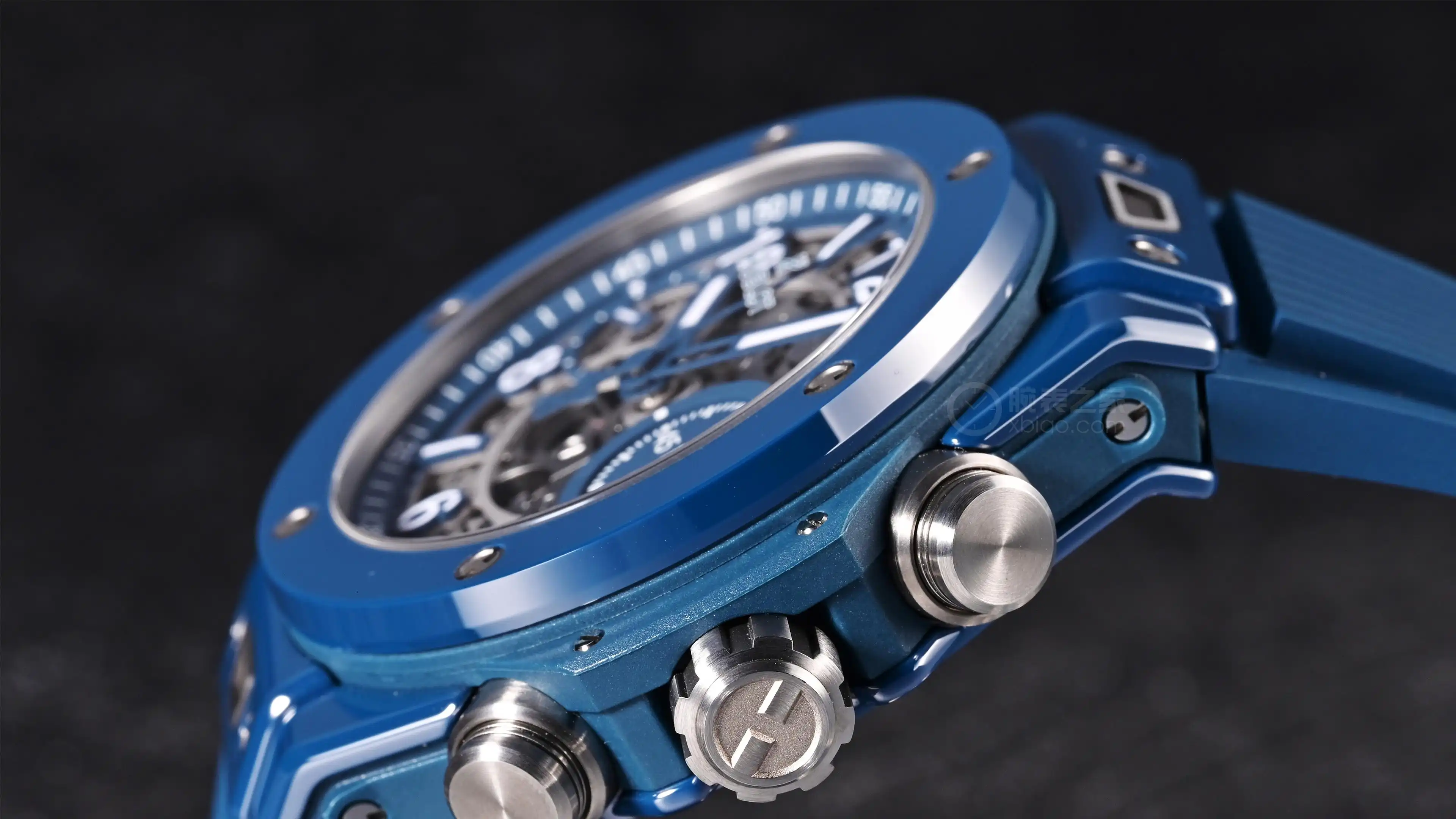 宇舶最会玩彩色陶瓷:Big Bang青灰蓝42mm,镂空盘面+飞返计时 | 奈斯探表 宇舶最会玩彩色陶瓷:Big Bang青灰蓝42mm,镂空盘面+飞返计时 | 奈斯探表