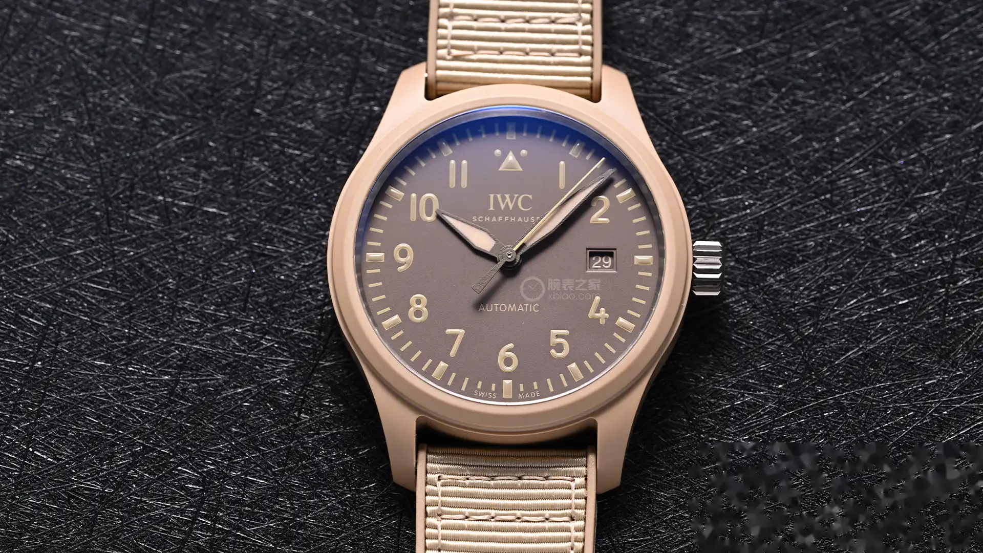 万国飞行员新作:莫哈维沙漠沙色陶瓷41mm,120小时动储,硬核户外风 | 奈斯探表 万国飞行员新作:莫哈维沙漠沙色陶瓷41mm,120小时动储,硬核户外风 | 奈斯探表