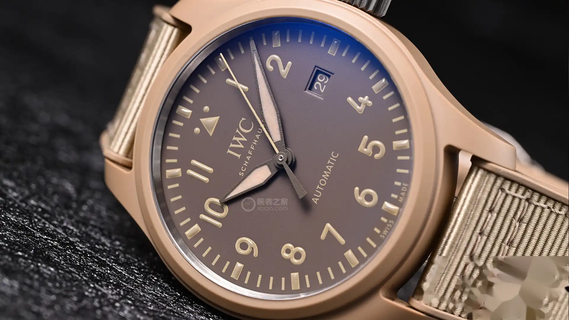 万国飞行员新作:莫哈维沙漠沙色陶瓷41mm,120小时动储,硬核户外风 | 奈斯探表 万国飞行员新作:莫哈维沙漠沙色陶瓷41mm,120小时动储,硬核户外风 | 奈斯探表