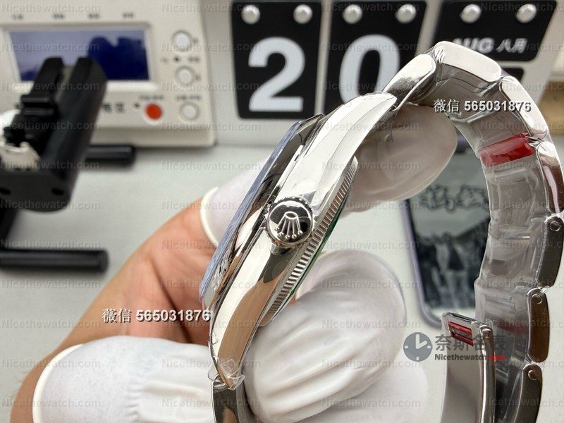 VS 厂蚝式恒动欢乐盘实测:彩色像素盘面 + 丹东 3230,这款艺术复刻太酷了! | 奈斯探表 VS 厂蚝式恒动欢乐盘实测:彩色像素盘面 + 丹东 3230,这款艺术复刻太酷了! | 奈斯探表