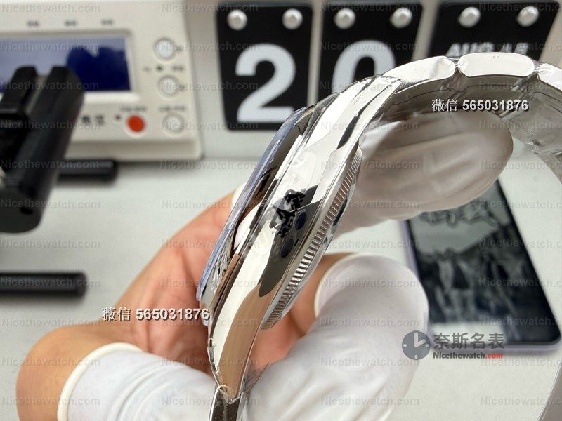 VS 厂蚝式恒动欢乐盘实测:彩色像素盘面 + 丹东 3230,这款艺术复刻太酷了! | 奈斯探表 VS 厂蚝式恒动欢乐盘实测:彩色像素盘面 + 丹东 3230,这款艺术复刻太酷了! | 奈斯探表