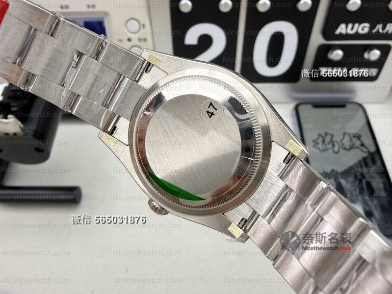 VS 厂蚝式恒动欢乐盘实测:彩色像素盘面 + 丹东 3230,这款艺术复刻太酷了! | 奈斯探表 VS 厂蚝式恒动欢乐盘实测:彩色像素盘面 + 丹东 3230,这款艺术复刻太酷了! | 奈斯探表